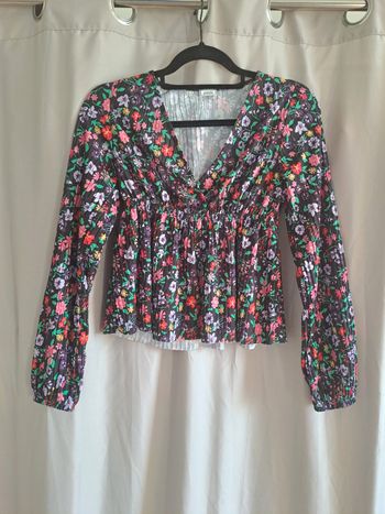 Blouse noire à fleurs