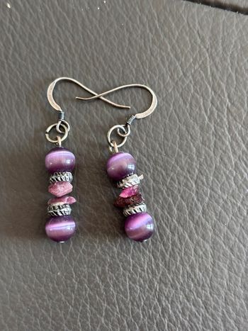 Boucles d’oreilles en perles et pierres violettes