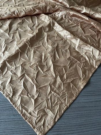 Nappe carrée couleur or