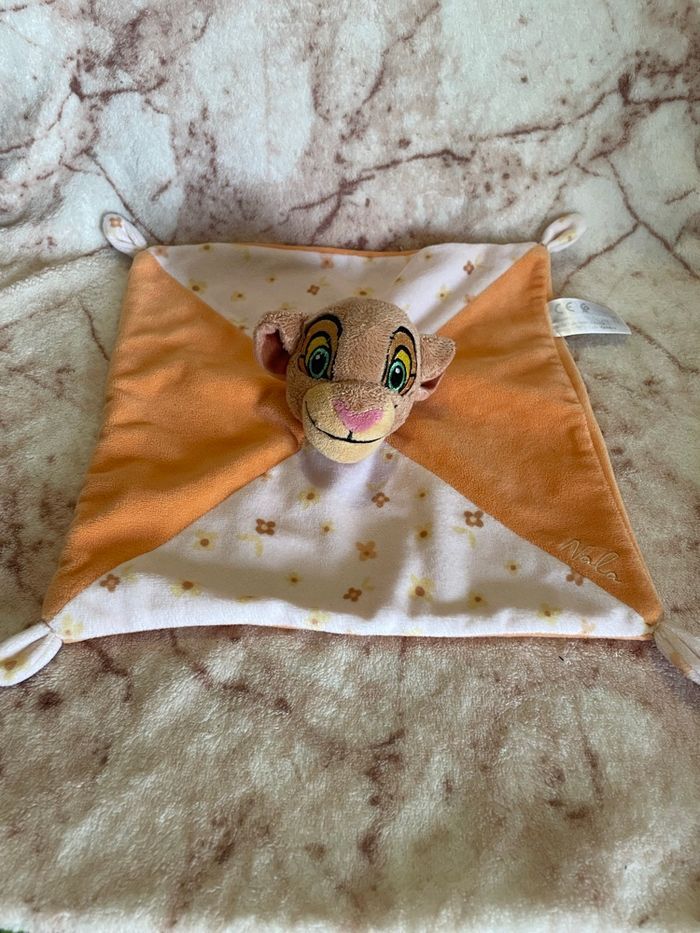 Doudou plat Nala Roi Lion orange blanc fleurs Disney Simba Toys - photo numéro 1