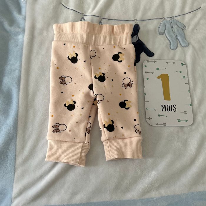 Pantalon rose Disney 1 mois en tres bon état