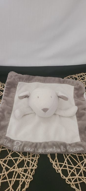 Doudou plat mouton OBAIBI blanc bords gris Pour t'apprendre la douceur