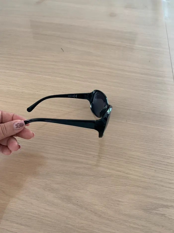 Lunettes noires - photo numéro 3