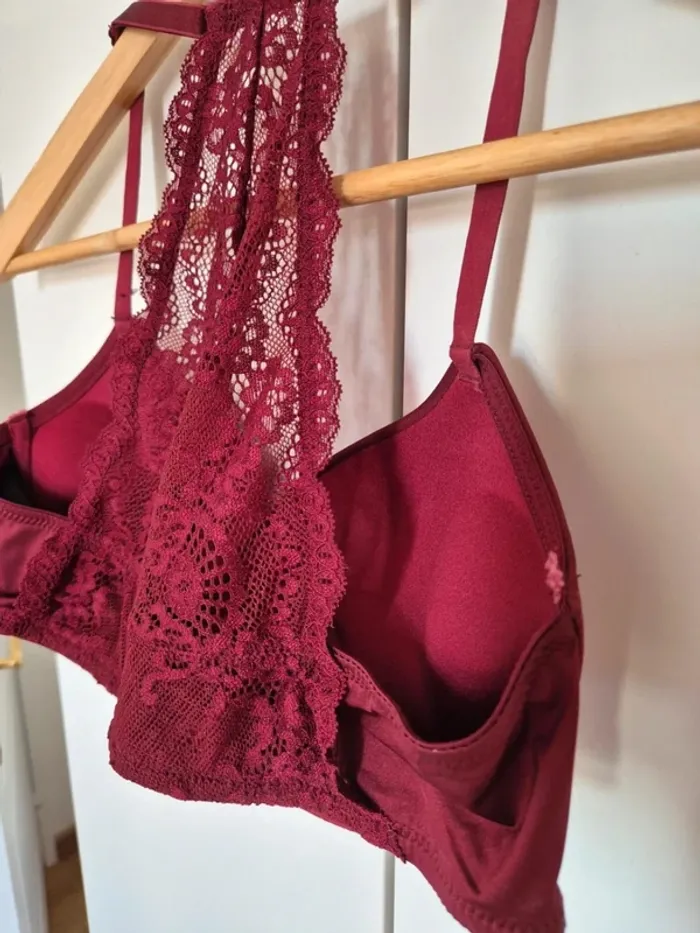 Soutien-gorge en dentelle bordeaux H&M 
Taille française 95B eur 80B - photo numéro 10