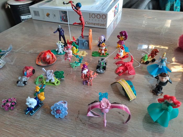 Lot de 24 figurines dont Miraculous Lady bug