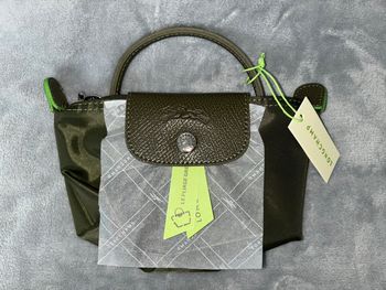 Petit sac à bandoulière Longchamp couleur kaki neuf avec étiquette.