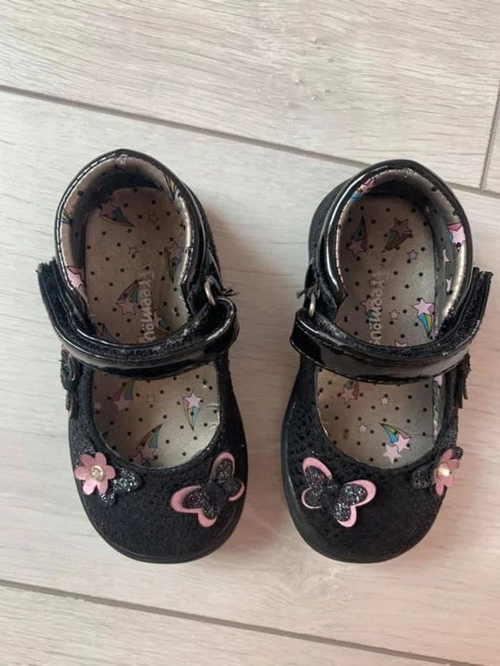 Chaussure babies embout renforcé pointure 20 papillons et fleurs - photo numéro 2