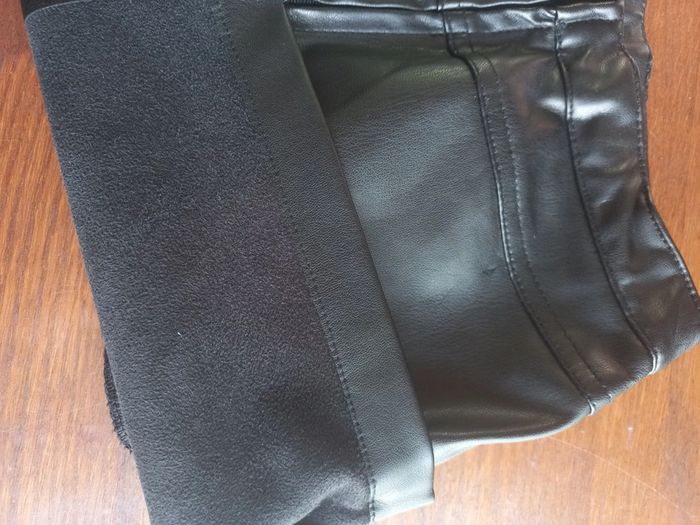 Jupe en "simili cuir" noir - photo numéro 4