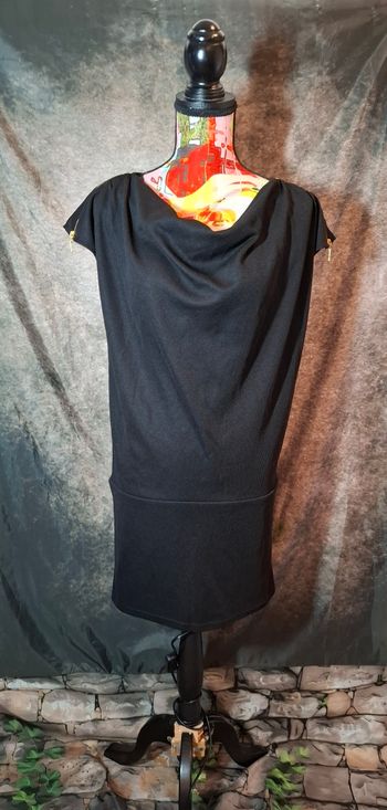 Robe noire élégante col drapé