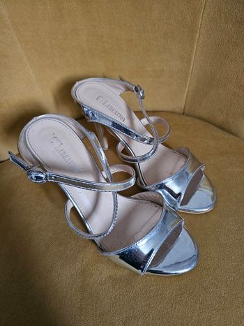 Chaussure pointure 36
Porté 1 fois
Argenté
Talon 10 cm
Marque CH creation