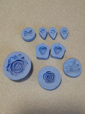 Joli lot 9 moules silicone roses, noeud papillon, fraises, ourson, étoiles comme neuf