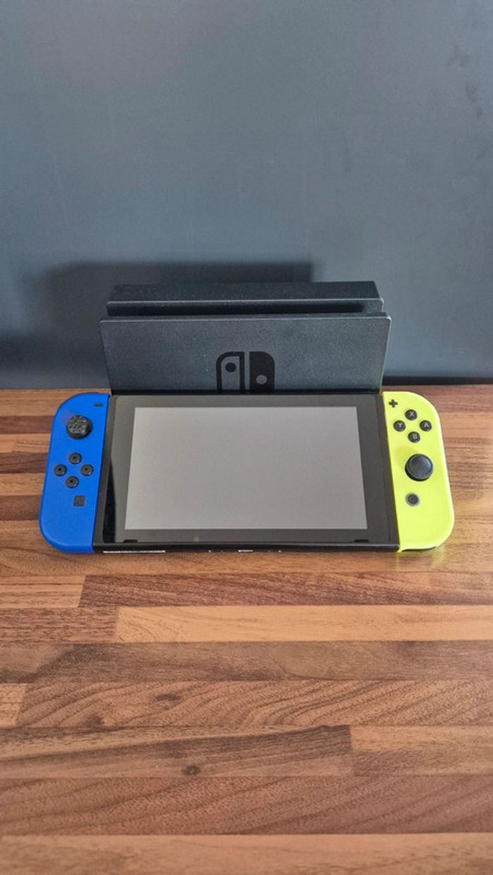 Console Nintendo switch avec chargeur manettes - photo numéro 4