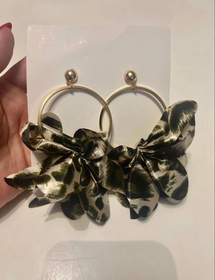 Boucles d’oreilles / Créoles à froufrous NEUVES couleurs noir et gris motifs léopard - photo numéro 2