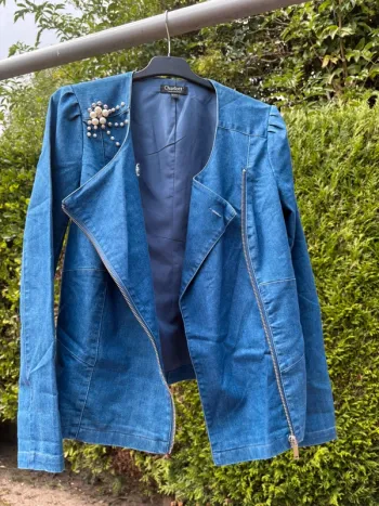 Veste en jean bleu ornée de perles sur l’épaule – Marque Charlott’