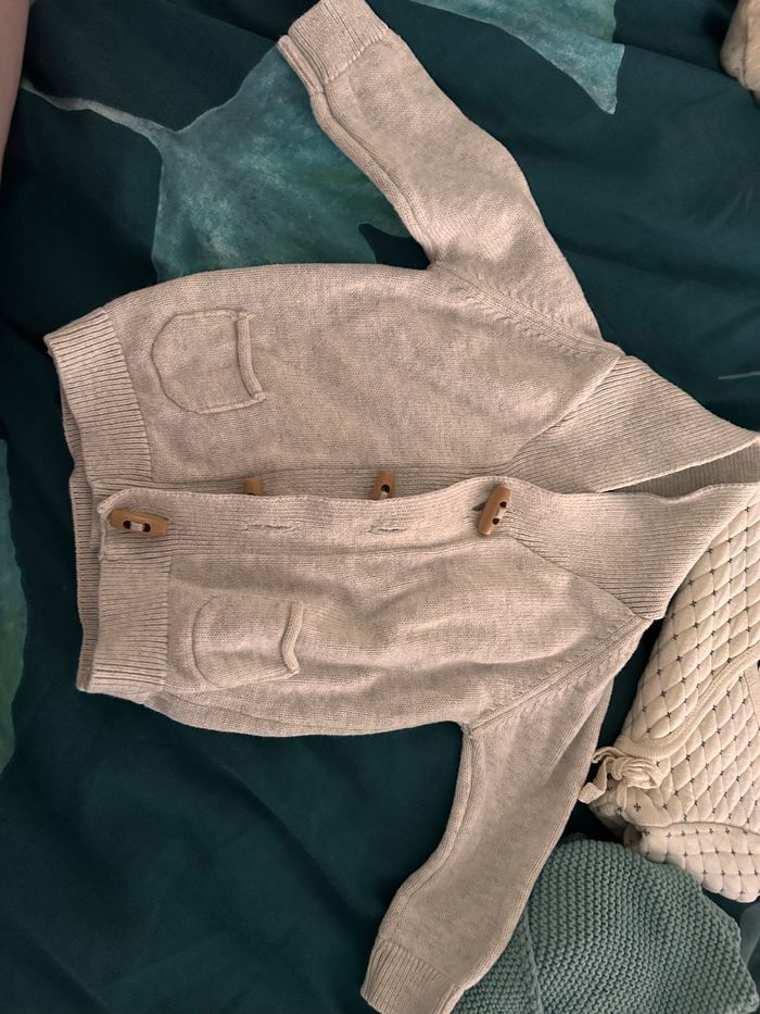 Lot 3 pull (2 caches coeur ) en 3 mois - photo numéro 5