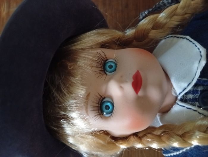 Poupée de collection tête en porcelaine - photo numéro 8