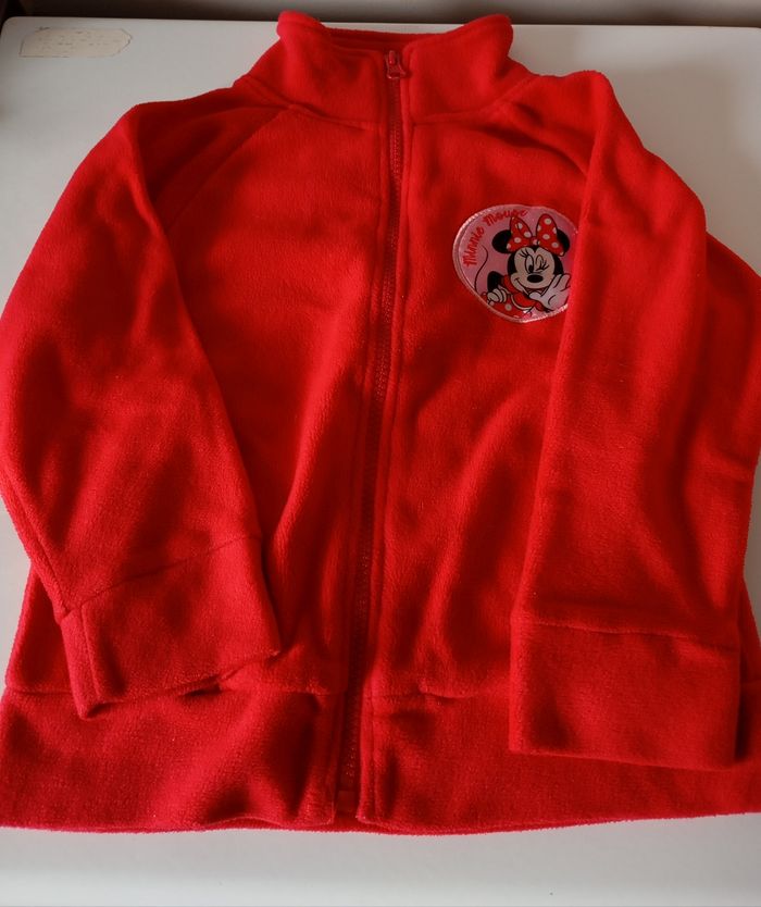 Gilet polaire rouge. 5 ans . Polyester. 2 poches et fermeture éclair métal.Disney Minnie. Très bon état - photo numéro 2