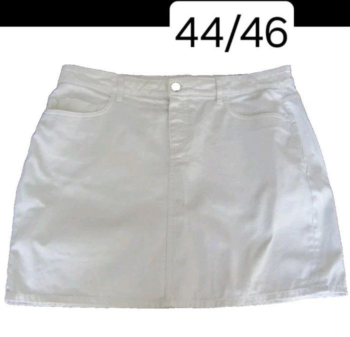 jupe courte en jeans marque kiabi pas de taille indiquée mais convient a une taille 44/46
