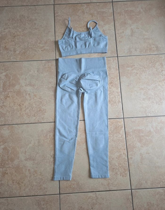Tenue de sport bleu ciel - photo numéro 3