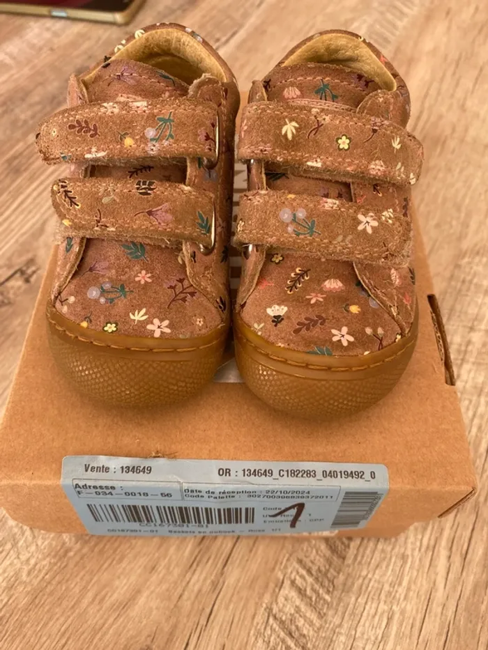Chaussures bébé Naturino taille 20 – nubuck fleuri à scratch