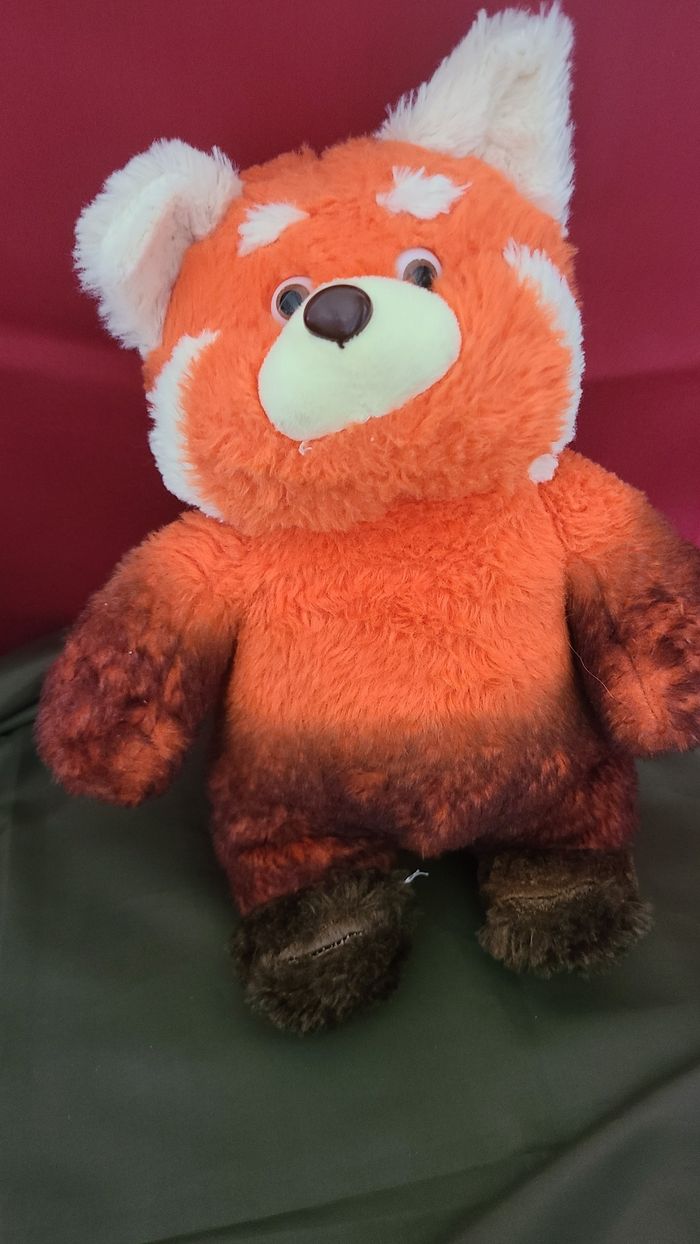 Peluche panda rouge debout, dessin animé,