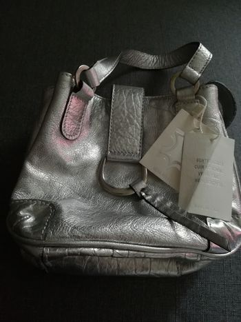 Sac argenté en cuir véritable