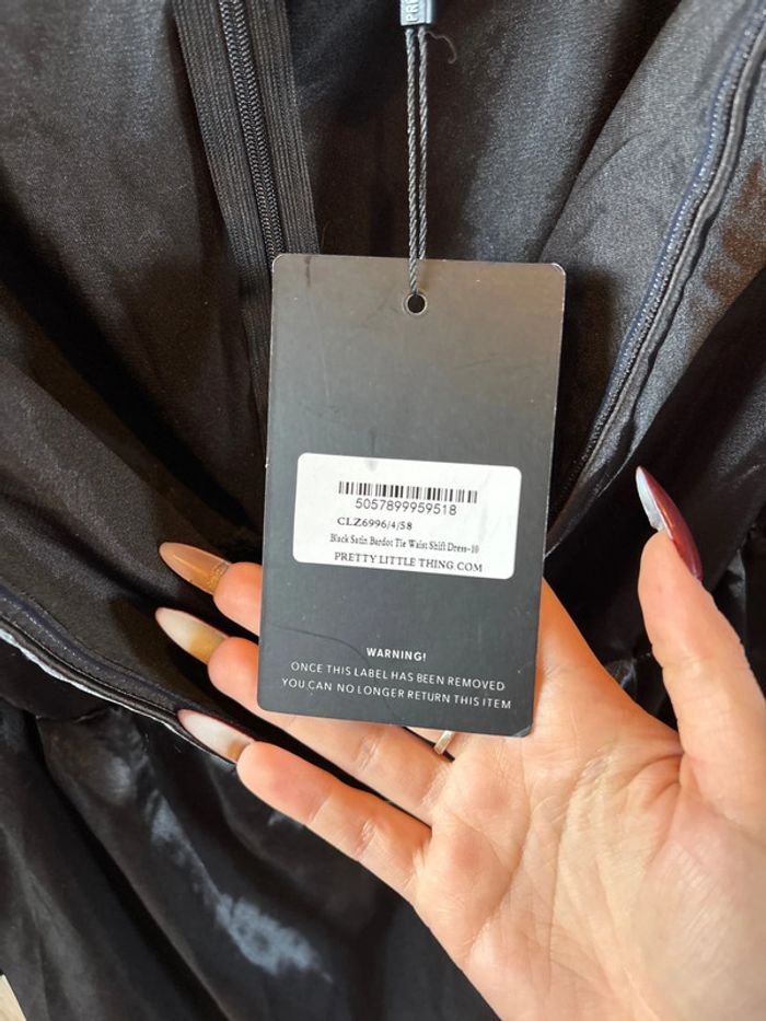 Robe satin noir col bardot PrettyLittleThing - photo numéro 4