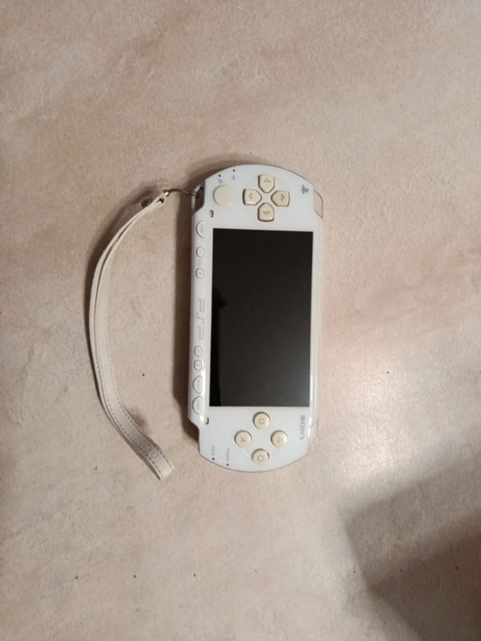 PSP blanche avec câble et 6 jeux - photo numéro 5
