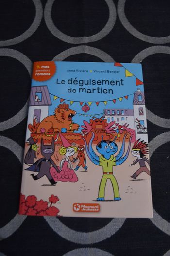 Livre Le déguisement de Martien Mes premiers romans