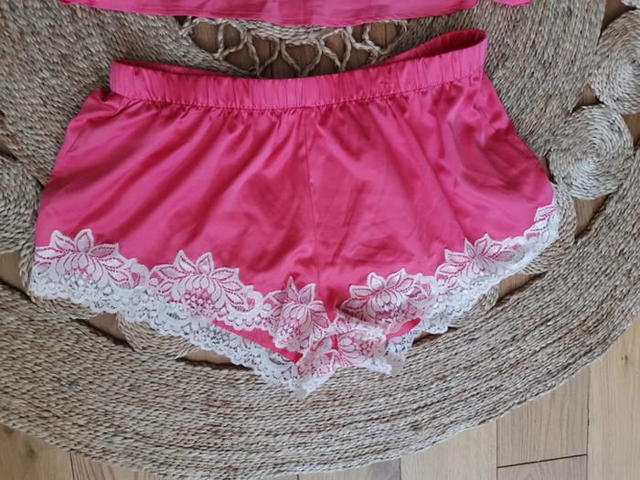 Ensemble lingerie en satin et dentelle - photo numéro 3