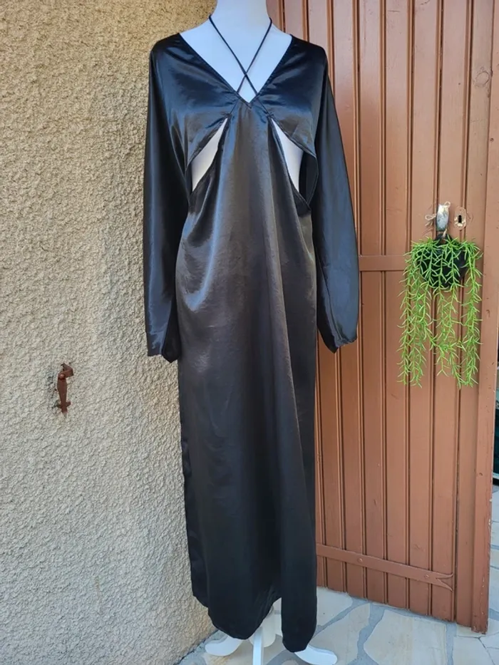 Robe longue satiné à découpe noir h&m taille 52
