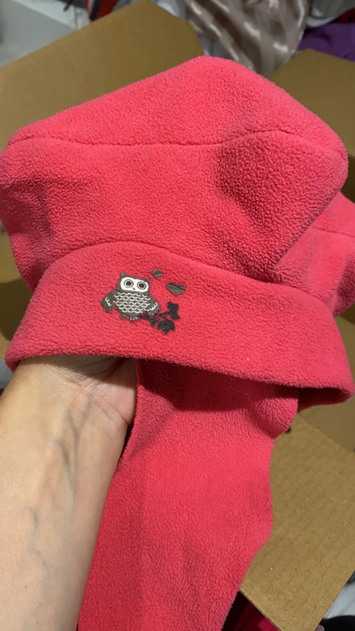 Bonnet avec écharpe intégrée