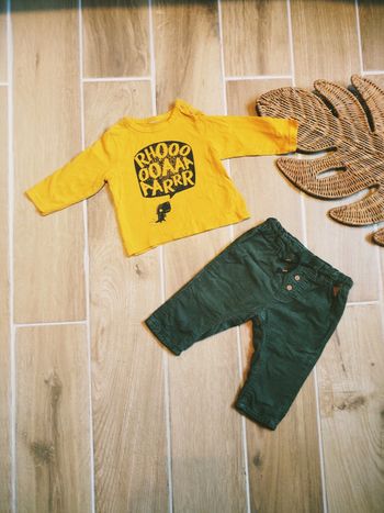 🧒🏻H&M - Ensemble Pantalon velours vert et t-shirt avec écriture et dessin dinosaure - Taille 6mois