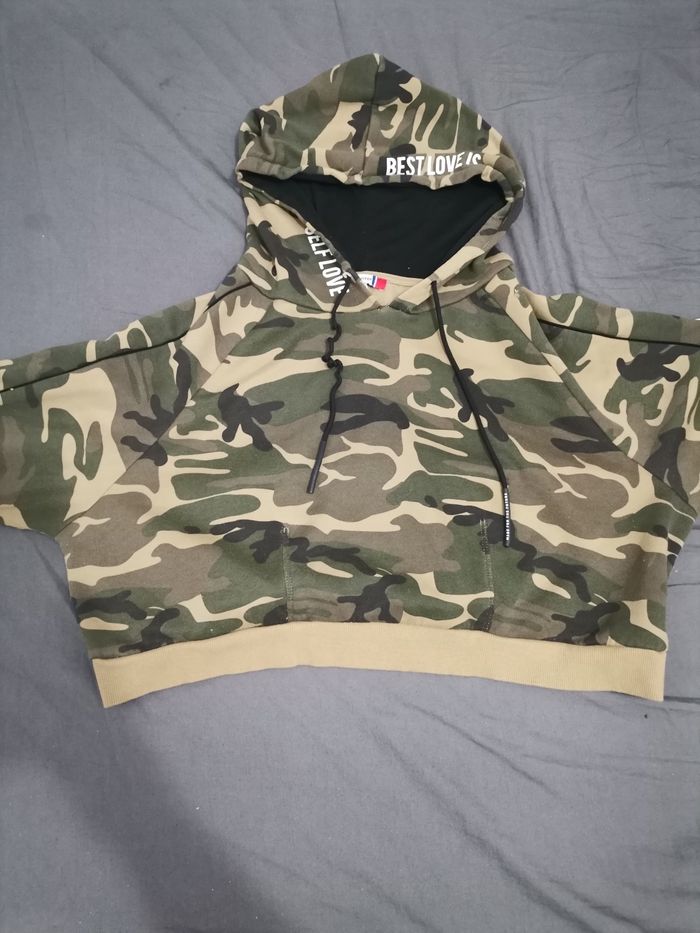 Pull crop top camouflage à capuche Jennyfer taille L