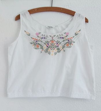 Haut court avec broderie et dentelle 42/44 Création Payelle