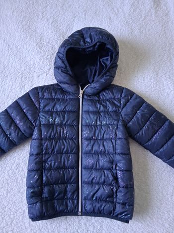 Doudoune fille bleue marine motifs étoiles multicolores 5 ans