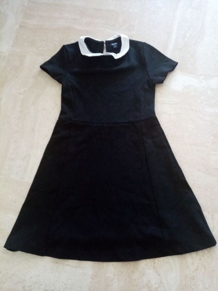 Robe avec col à perles brillantes