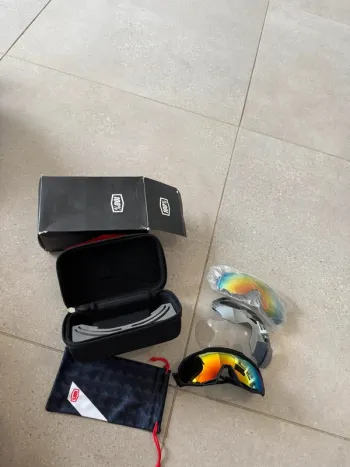 Lunettes de soleil 100% avec des verres de rechange