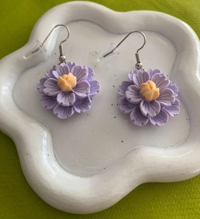 Boucles d’oreilles fleur violette en résine - photo numéro 2