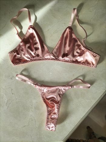 Ensemble lingerie rose saumon brillant - triangle et string