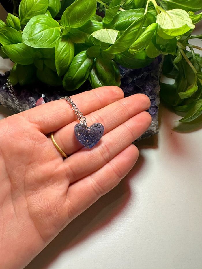 Pendentif petit cœur en résine bleue et doré - photo numéro 2