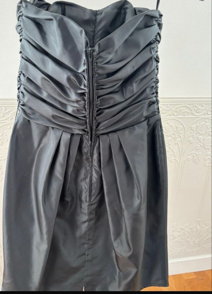 Robe noire satinée drapée - Fermeture au dos - photo numéro 2