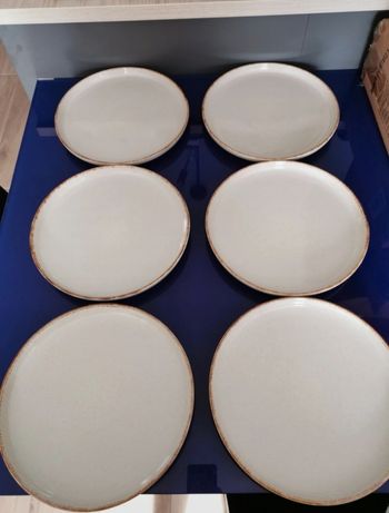 ASSIETTES PLATES RUSTIQUES BEIGE EN GRÈS
