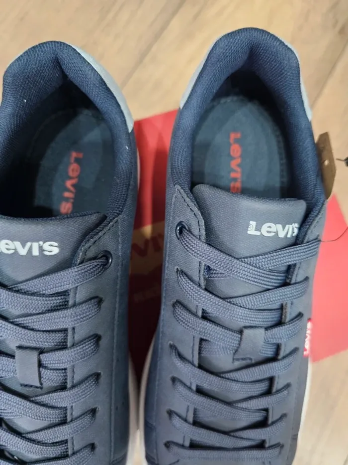 Très belles baskets garçon,  marque Levi's,  bleu marine, pointure 39 - photo numéro 5