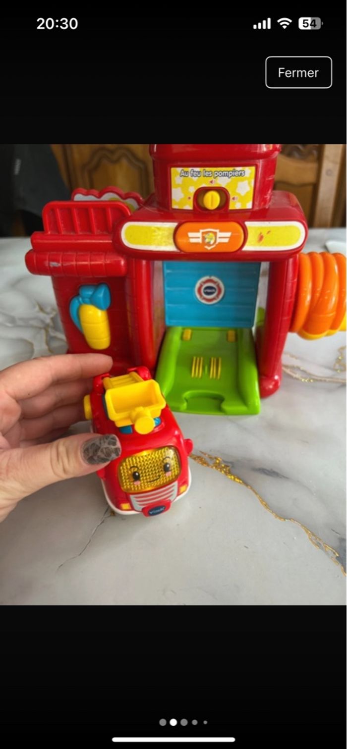 Caserne de pompier tire bolide