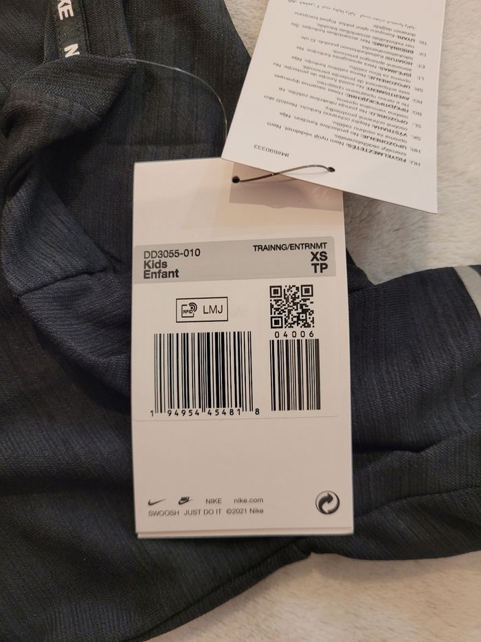 T-shirt Nike neuf, taille XS 7-8 ans - photo numéro 3
