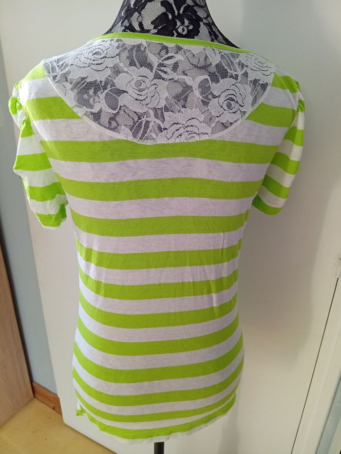 Joli tee-shirt avec p'tite dentelle à l' arrière - photo numéro 5