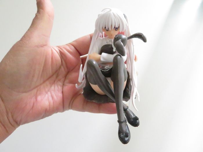 Figurine manga fille assise et sa peluche - photo numéro 2
