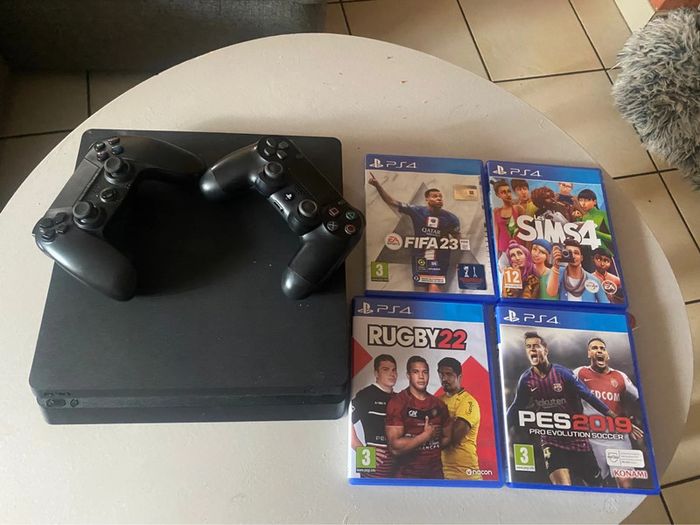 Console de jeux PS4 avec deux manettes et 4 jeux