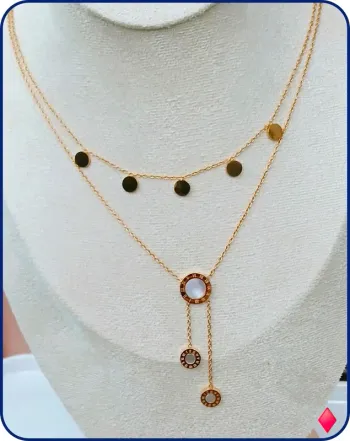 Collier double rang doré avec médailles et pendentif cercle